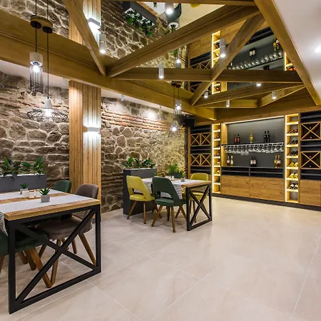 Hillhouse Къща за гости 4*