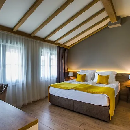 Hillhouse 4*