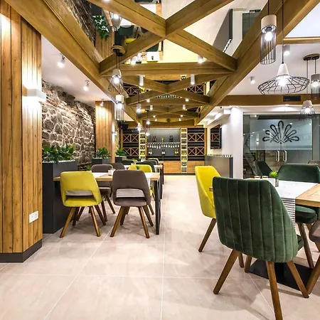 Hillhouse Pensionat 4*