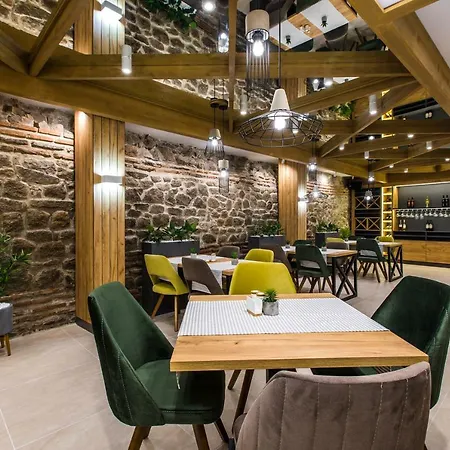 Hillhouse Къща за гости 4*